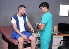 Horny gay dude enjoys while sucking his doctor's hard dick